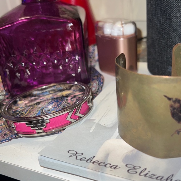NEW- ICONIC - Silver Setting & Pink Leather Bangle - Picture 3 of 5
